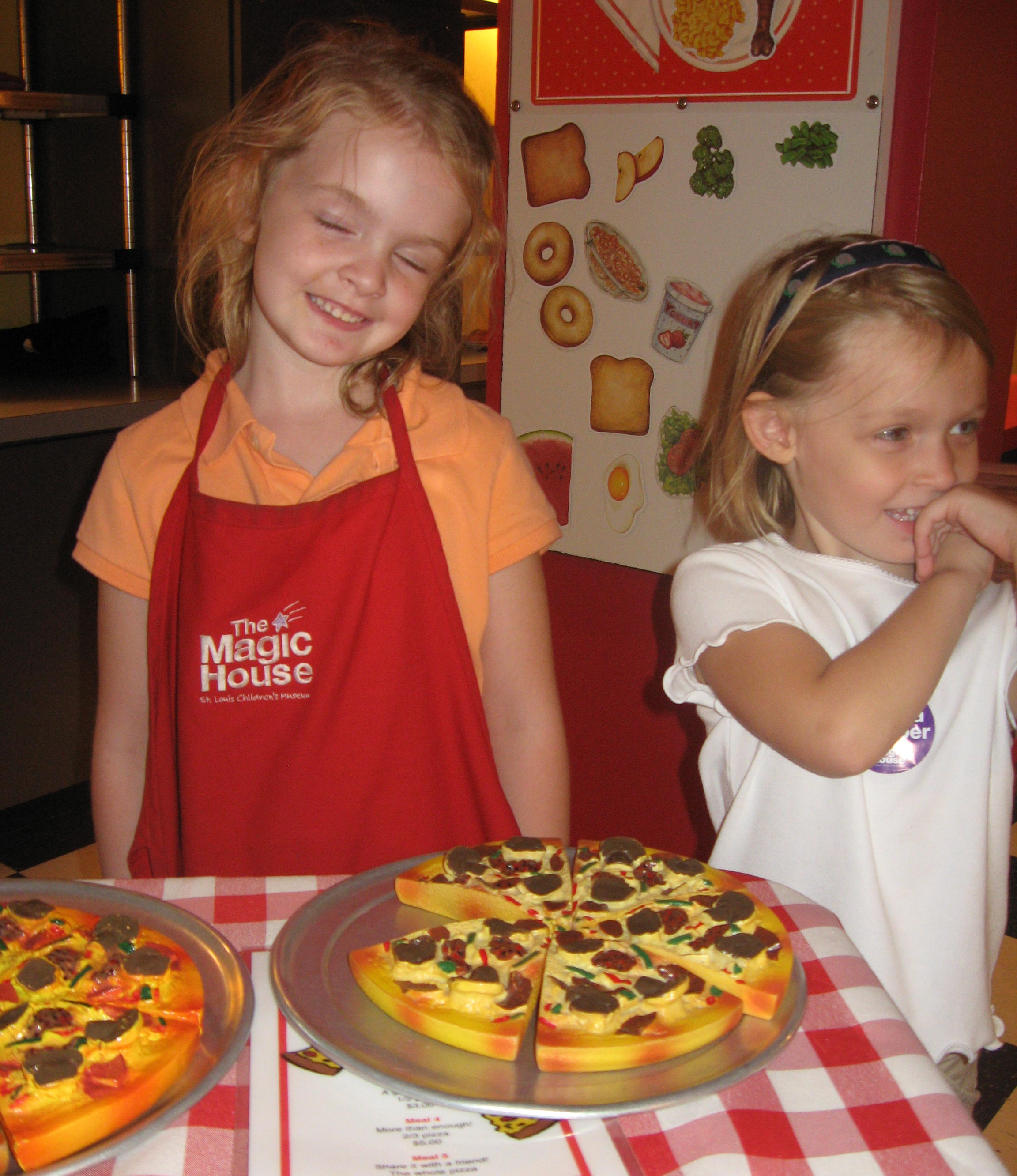 2008_09_16 Magic House JnC pizza kitcien.jpg